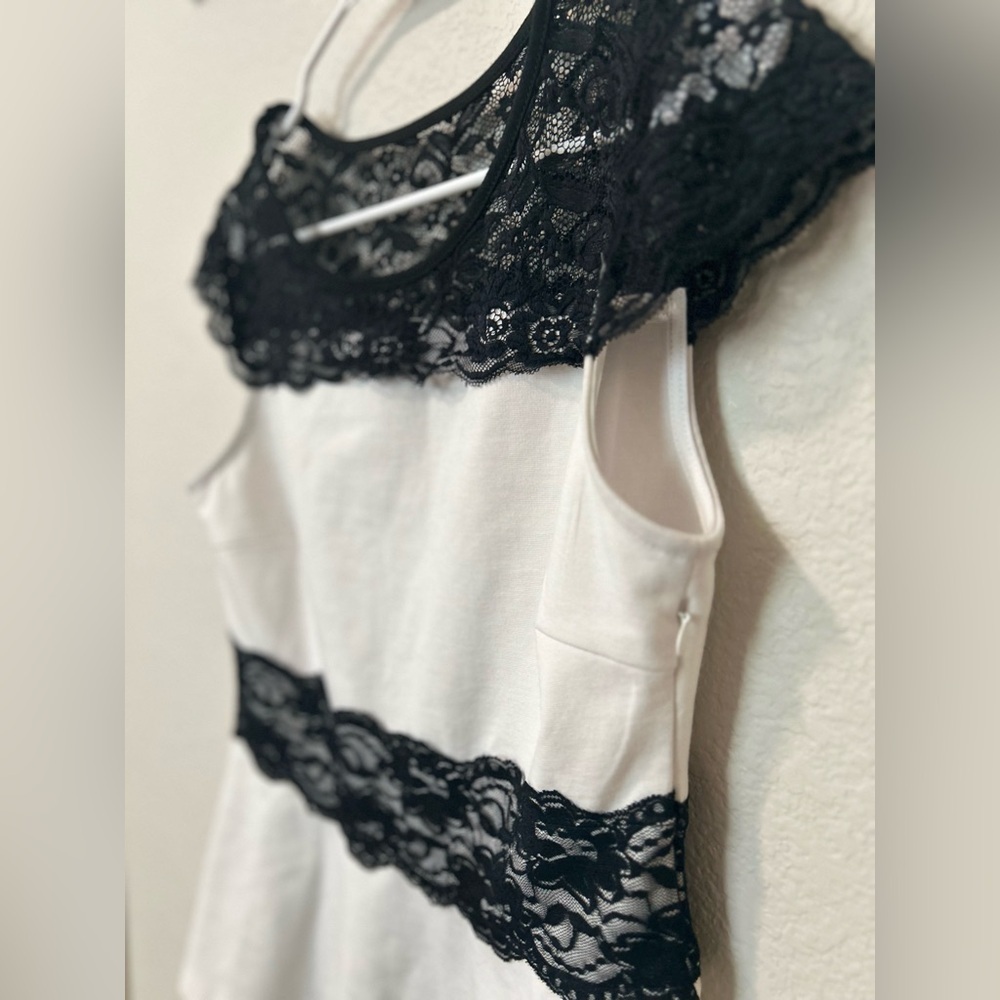 New York & Company Black White Lace Peplum Top Size M Side Zip Office Date Night - Picture 3 of 7